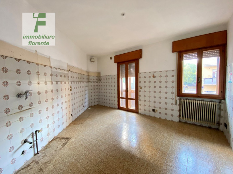 In quartiere residenziale...libera subito, porzione di casa degli anni 60 su 3 livelli di mq 183 ...