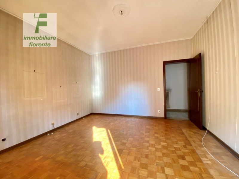 In quartiere residenziale...libera subito, porzione di casa degli anni 60 su 3 livelli di mq 183 ...