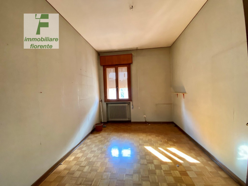 In quartiere residenziale...libera subito, porzione di casa degli anni 60 su 3 livelli di mq 183 ...