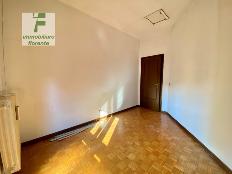 In quartiere residenziale...libera subito, porzione di casa degli anni 60 su 3 livelli di mq 183 ...