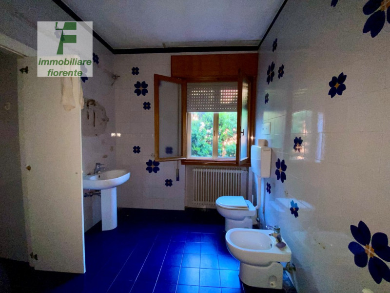 In quartiere residenziale...libera subito, porzione di casa degli anni 60 su 3 livelli di mq 183 ...