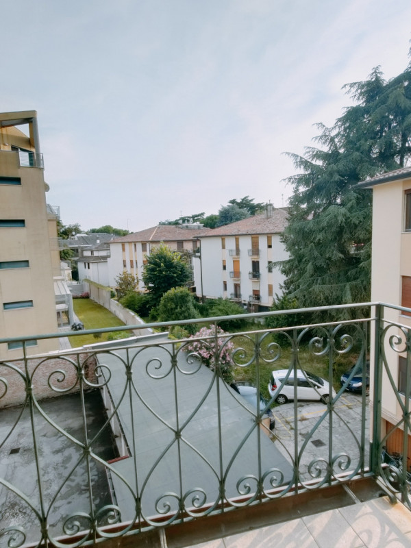 Padova vicinanze Ospedale Militare, frutto di una recente e accurata ristrutturazione, su palazzi...