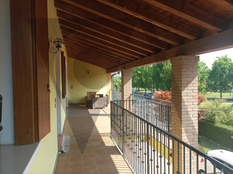 Scopri il tuo nuovo bicamere a Granze di Camin. Questo appartamento di 86 mq si trova al primo pi...