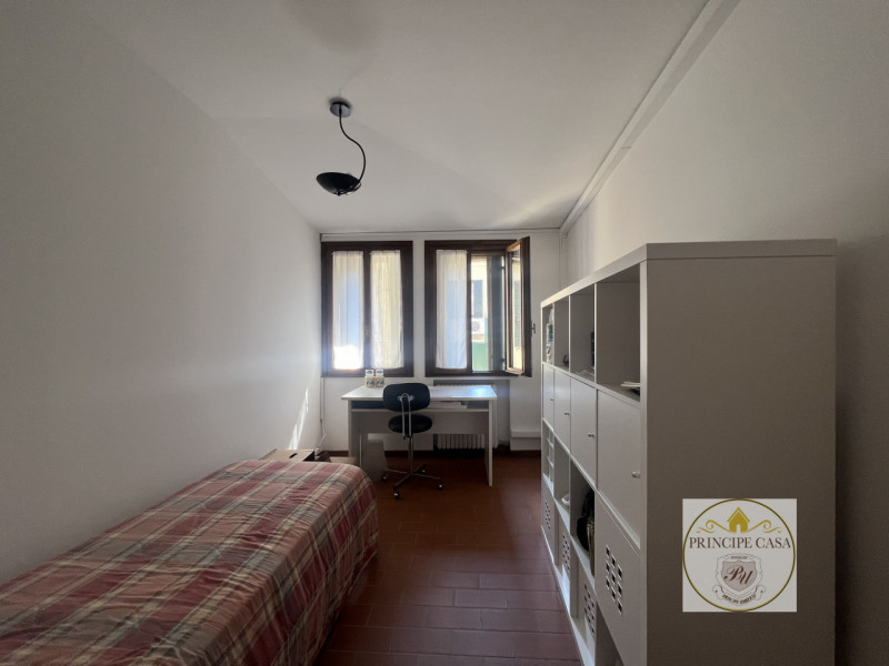 A due passi dal centro proponiamo in locazione appartamento di ampie metrature arredato.

L'immob...
