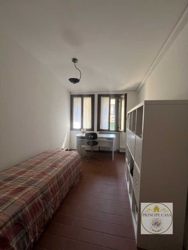A due passi dal centro proponiamo in locazione appartamento di ampie metrature arredato.

L'immob...