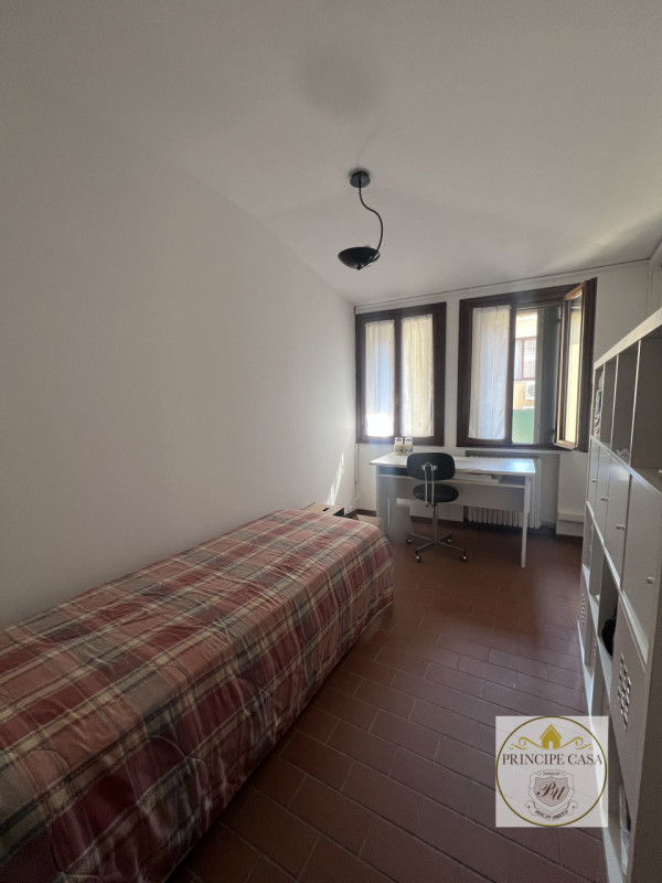 A due passi dal centro proponiamo in locazione appartamento di ampie metrature arredato.

L'immob...