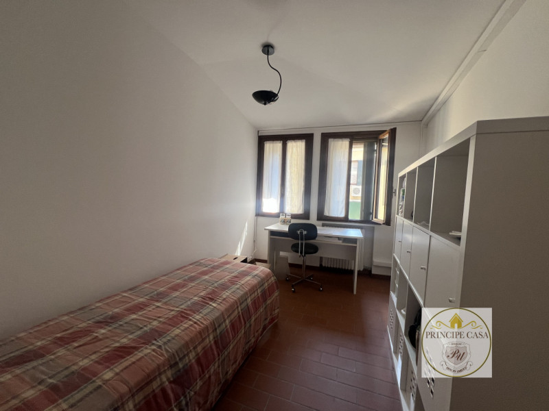 A due passi dal centro proponiamo in locazione appartamento di ampie metrature arredato.

L'immob...