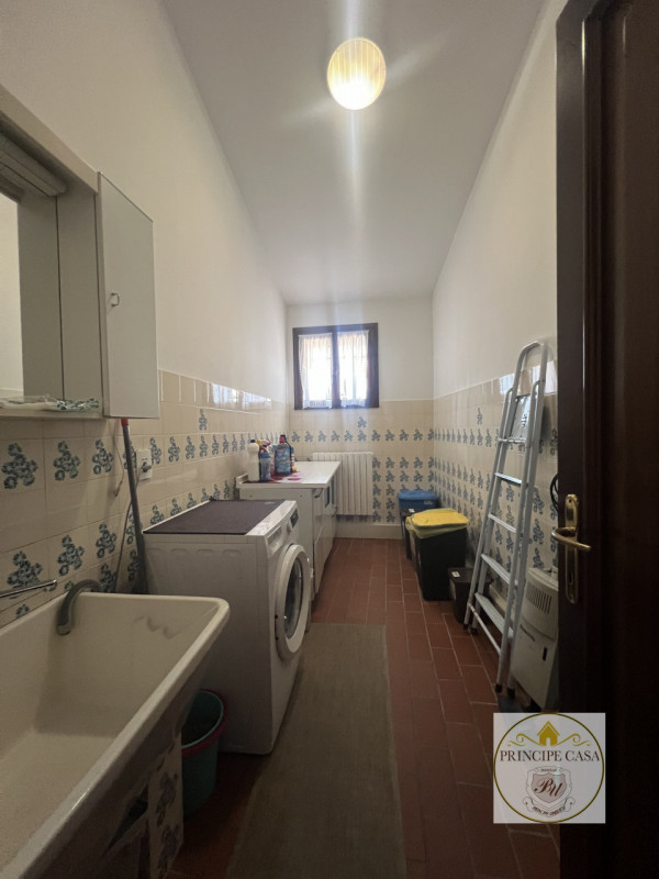 A due passi dal centro proponiamo in locazione appartamento di ampie metrature arredato.

L'immob...