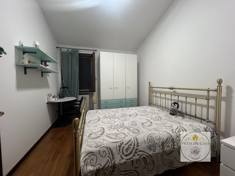 A due passi dal centro proponiamo in locazione appartamento di ampie metrature arredato.

L'immob...