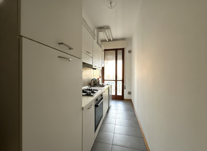 In tranquilla palazzina di poche unità, proponiamo spazioso appartamento situato al secondo ed ul...