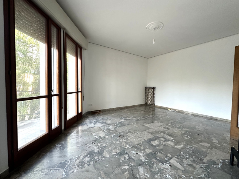 In tranquilla palazzina di poche unità, proponiamo spazioso appartamento situato al secondo ed ul...