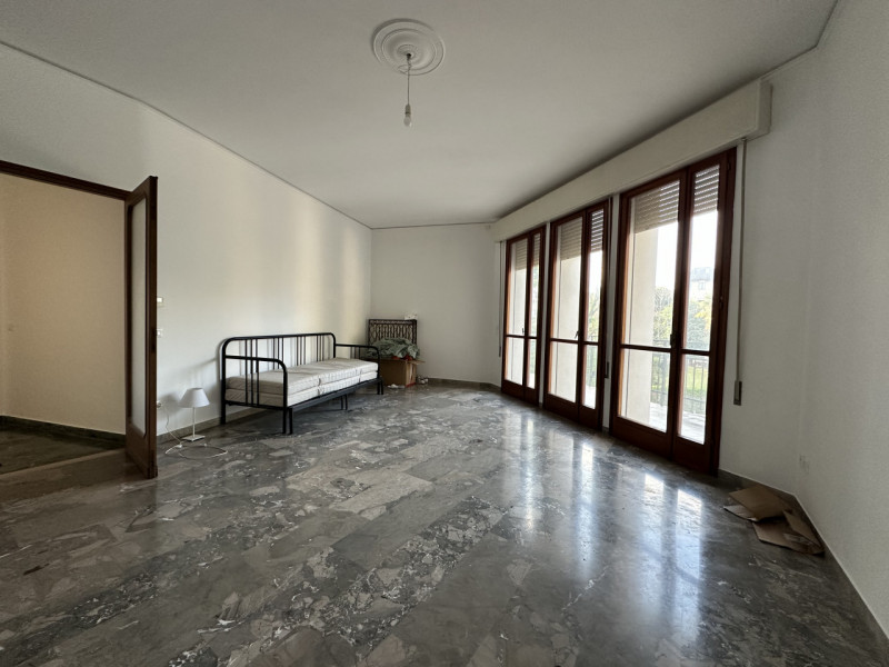 In tranquilla palazzina di poche unità, proponiamo spazioso appartamento situato al secondo ed ul...