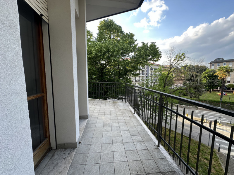 In tranquilla palazzina di poche unità, proponiamo spazioso appartamento situato al secondo ed ul...