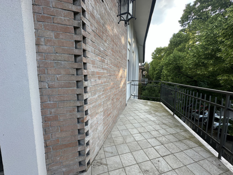 In tranquilla palazzina di poche unità, proponiamo spazioso appartamento situato al secondo ed ul...