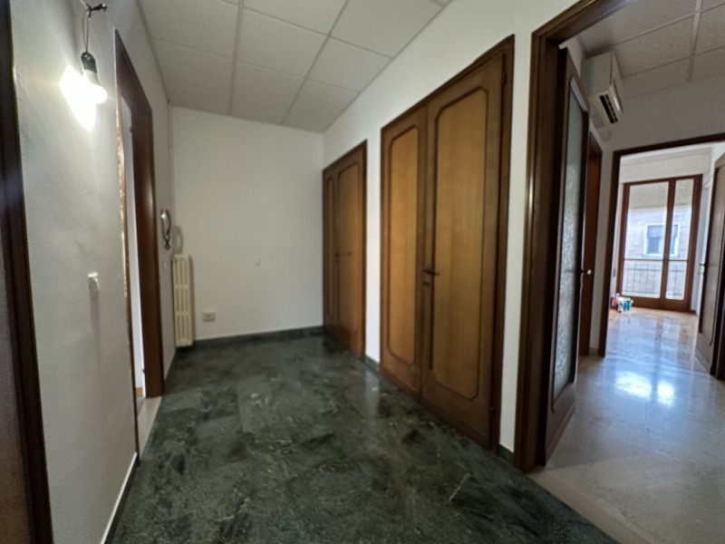 In tranquilla palazzina di poche unità, proponiamo spazioso appartamento situato al secondo ed ul...
