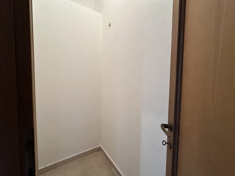 In tranquilla palazzina di poche unità, proponiamo spazioso appartamento situato al secondo ed ul...