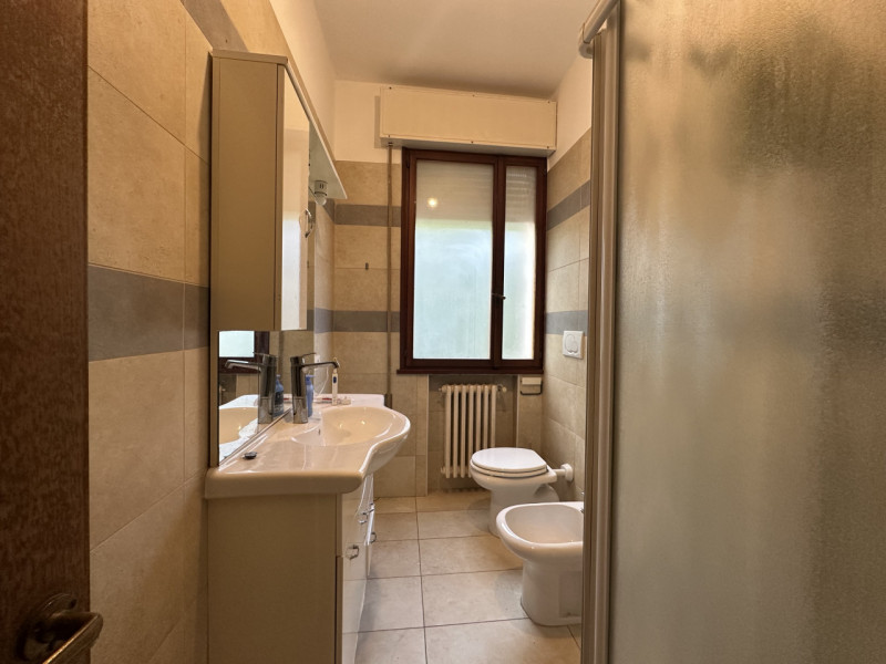 In tranquilla palazzina di poche unità, proponiamo spazioso appartamento situato al secondo ed ul...