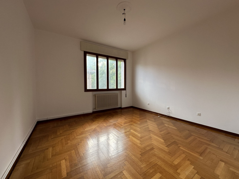 In tranquilla palazzina di poche unità, proponiamo spazioso appartamento situato al secondo ed ul...