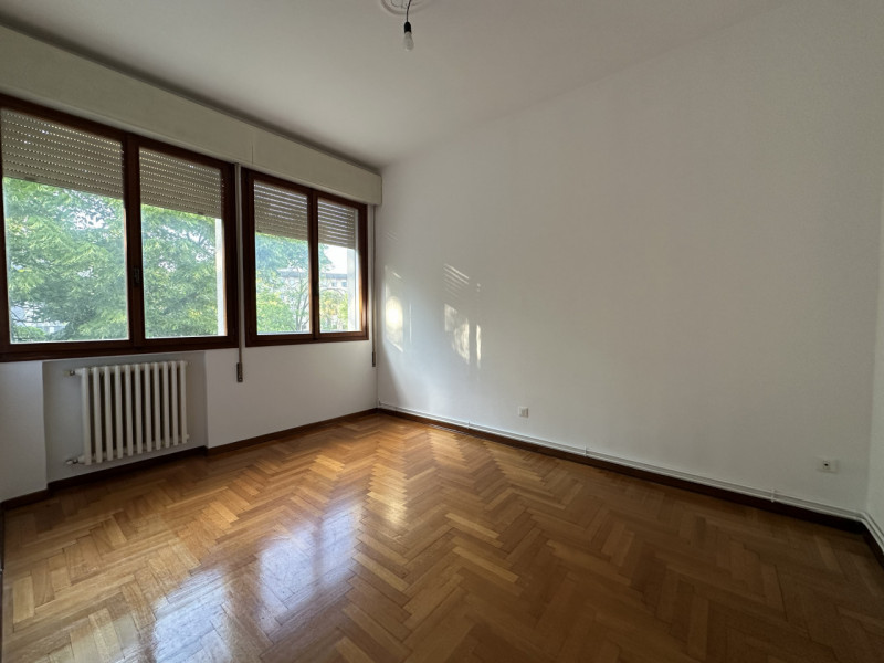 In tranquilla palazzina di poche unità, proponiamo spazioso appartamento situato al secondo ed ul...