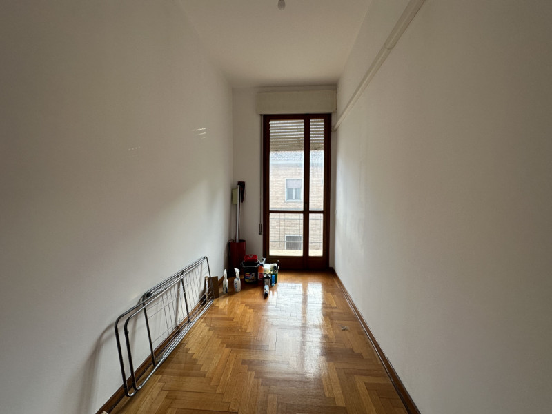 In tranquilla palazzina di poche unità, proponiamo spazioso appartamento situato al secondo ed ul...