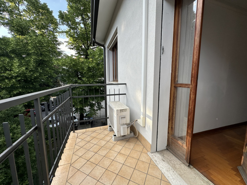 In tranquilla palazzina di poche unità, proponiamo spazioso appartamento situato al secondo ed ul...