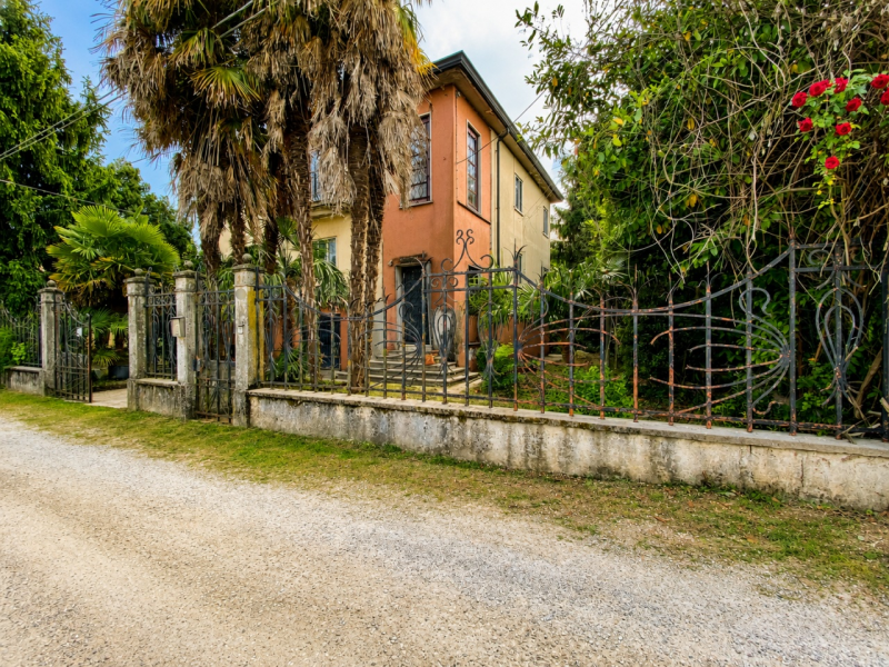 Nel cuore del quartiere Cattane, in una tranquilla zona interna comoda alla tangenziale, all’auto...