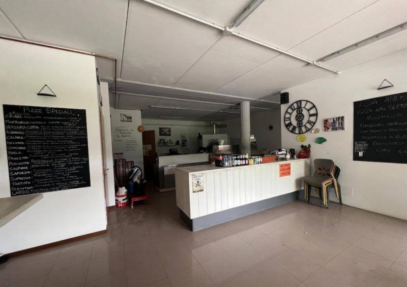 Affittasi locale adibito a pizzeria da asporto ben avviata, situata lungo la ss. del Pasubio, loc...