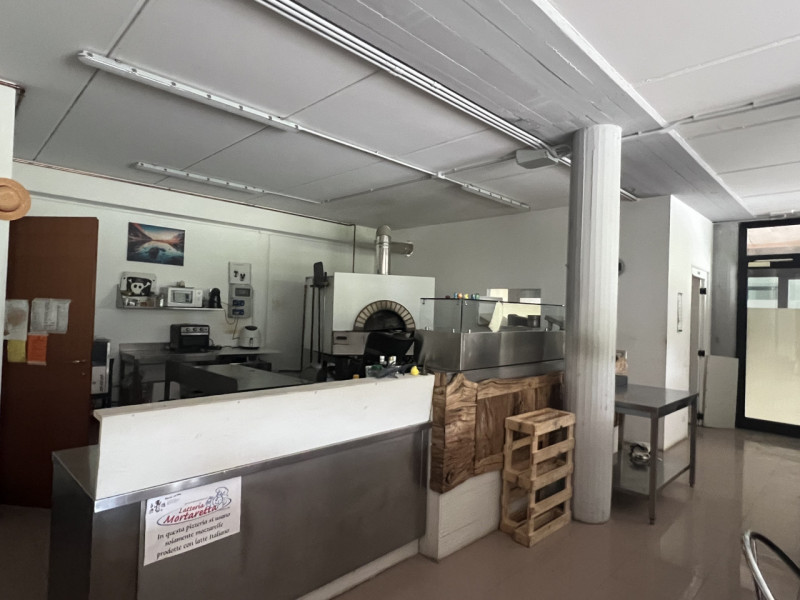 Affittasi locale adibito a pizzeria da asporto ben avviata, situata lungo la ss. del Pasubio, loc...