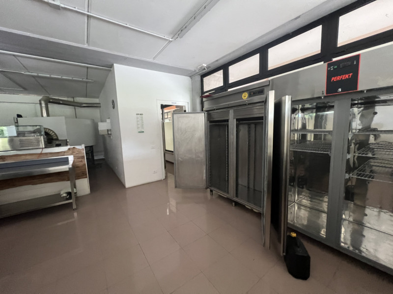Affittasi locale adibito a pizzeria da asporto ben avviata, situata lungo la ss. del Pasubio, loc...