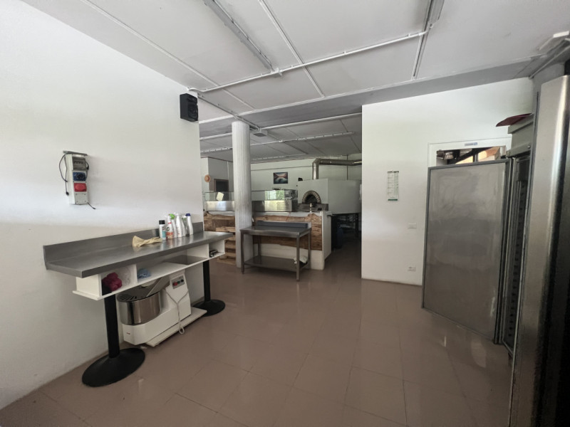 Affittasi locale adibito a pizzeria da asporto ben avviata, situata lungo la ss. del Pasubio, loc...