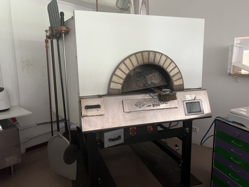 Affittasi locale adibito a pizzeria da asporto ben avviata, situata lungo la ss. del Pasubio, loc...