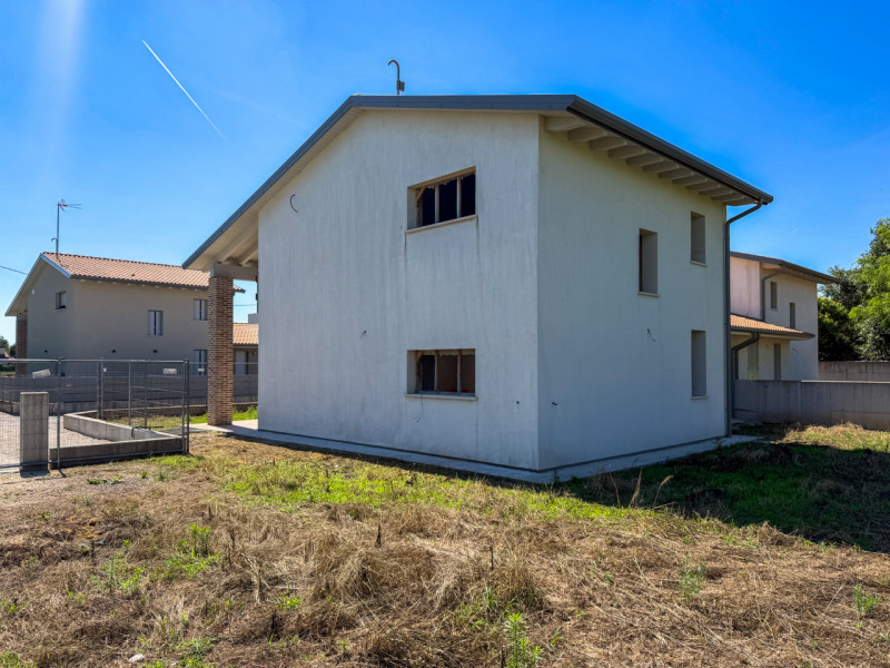 (Per INFO Vittorio 3517343301) Nuova bifamiliare indipendente in Classe A4 con ampio scoperto esc...