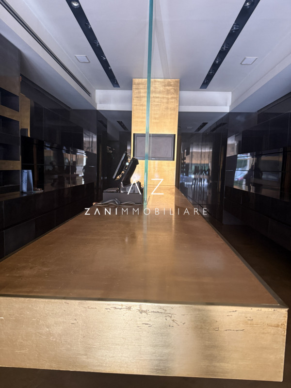 Affittiamo una unità commerciale in centro a Castelfranco Veneto sotto i portici di Castelfranco ...