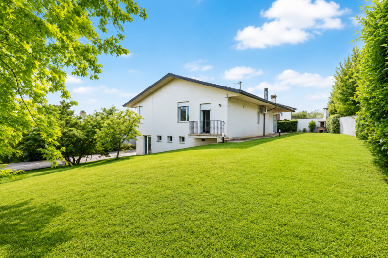 (Per INFO Roberto 3453195338) Caerano di San Marco, proponiamo in vendita una magnifica villa che...