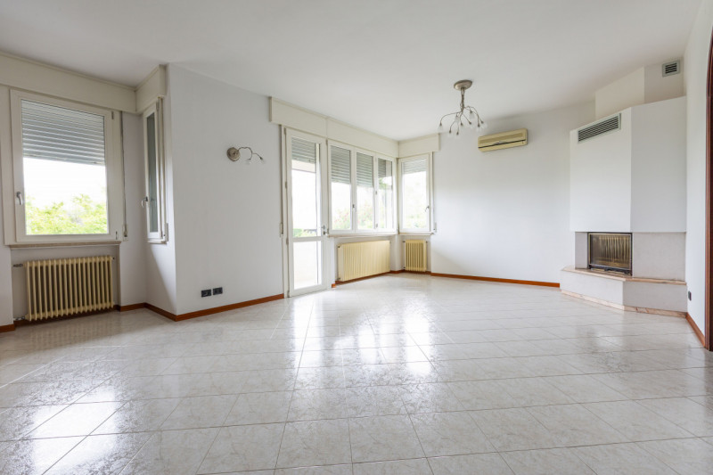 (Per INFO Roberto 3453195338) Caerano di San Marco, proponiamo in vendita una magnifica villa che...