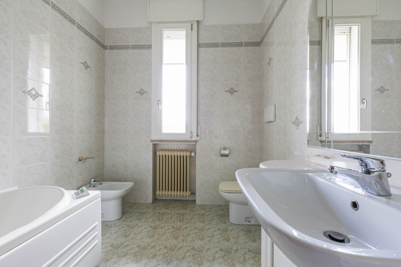 (Per INFO Roberto 3453195338) Caerano di San Marco, proponiamo in vendita una magnifica villa che...