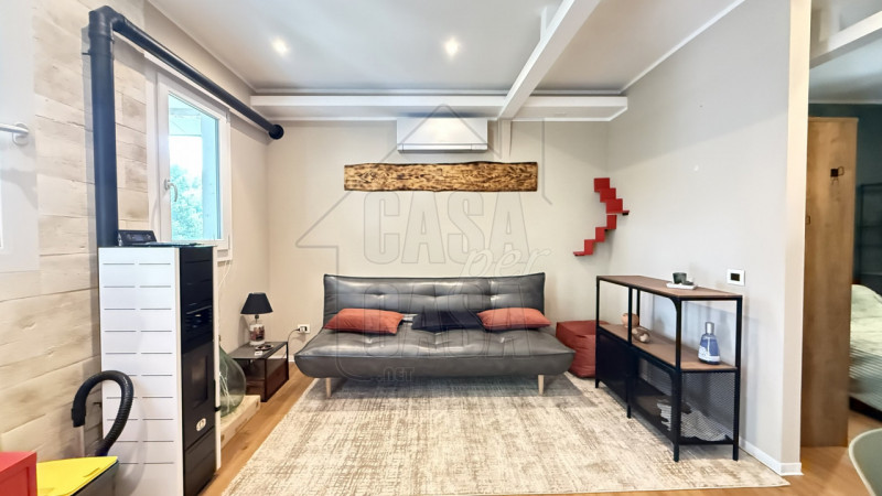 Proponiamo in vendita all'interno di un residence di 19 unità abitative, casa singola ristruttura...