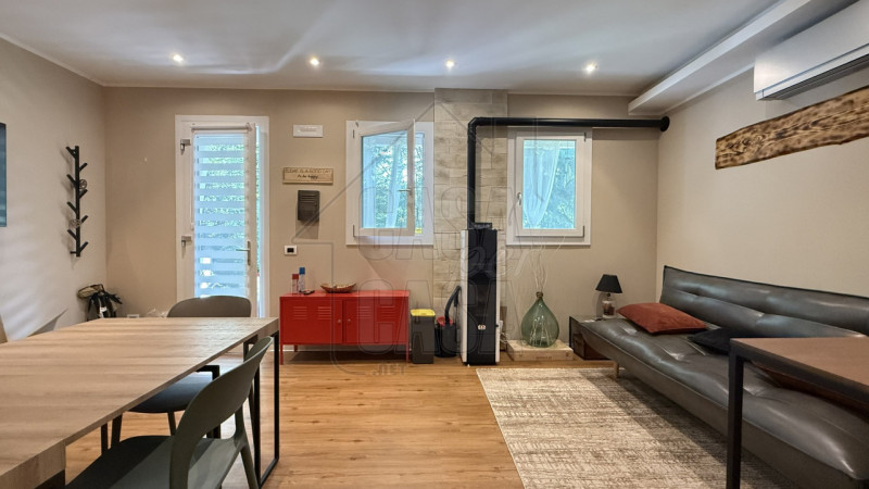 Proponiamo in vendita all'interno di un residence di 19 unità abitative, casa singola ristruttura...