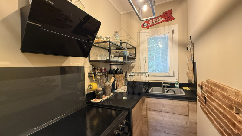 Proponiamo in vendita all'interno di un residence di 19 unità abitative, casa singola ristruttura...