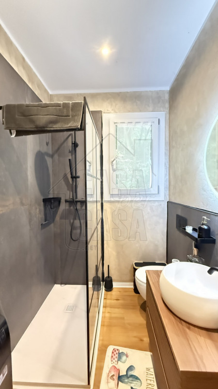 Proponiamo in vendita all'interno di un residence di 19 unità abitative, casa singola ristruttura...