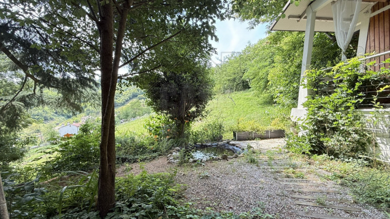 Proponiamo in vendita all'interno di un residence di 19 unità abitative, casa singola ristruttura...