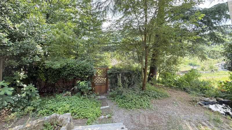 Proponiamo in vendita all'interno di un residence di 19 unità abitative, casa singola ristruttura...