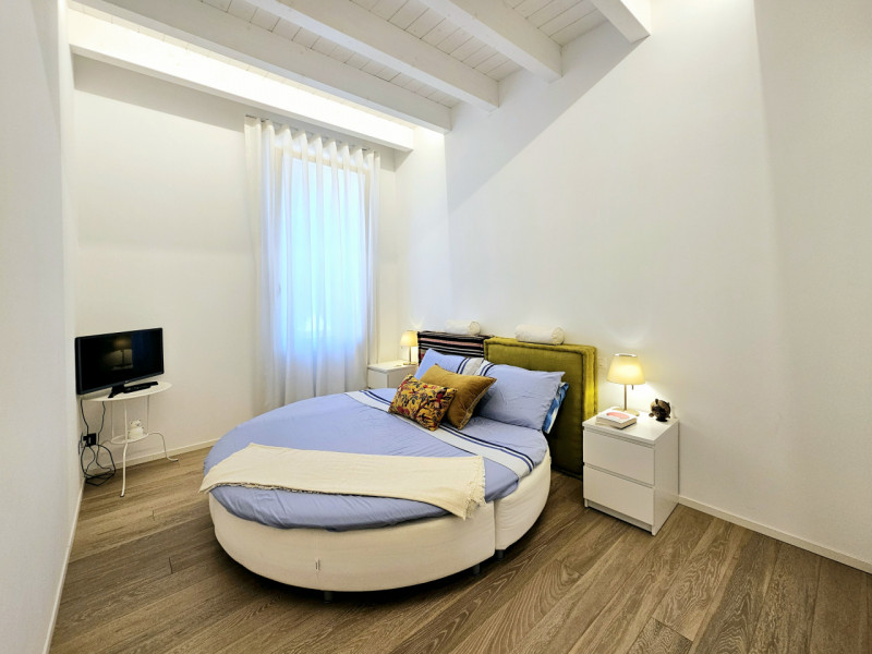 In centro a Este, proponiamo in vendita un meraviglioso appartamento situato al primo piano, di u...