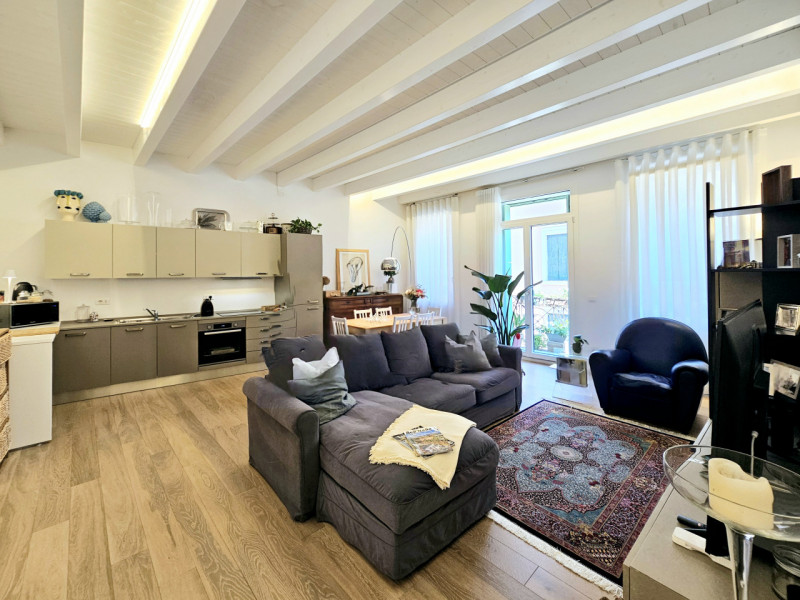 In centro a Este, proponiamo in vendita un meraviglioso appartamento situato al primo piano, di u...