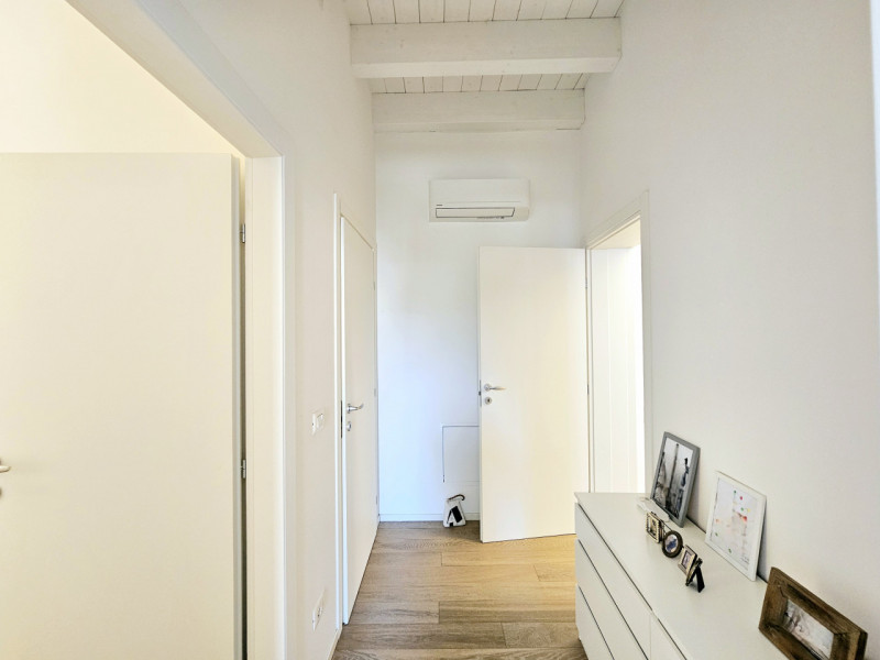 In centro a Este, proponiamo in vendita un meraviglioso appartamento situato al primo piano, di u...