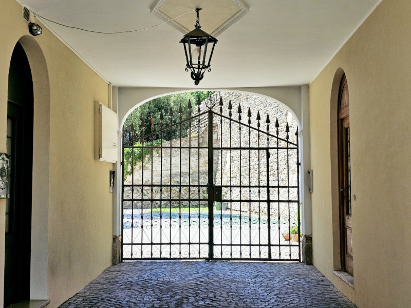 In centro a Este, proponiamo in vendita un meraviglioso appartamento situato al primo piano, di u...
