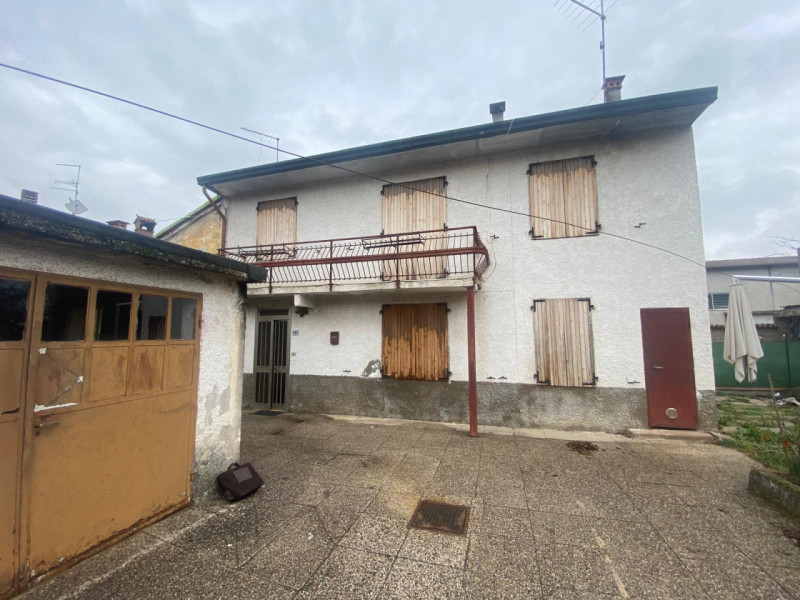 Scopri questa affascinante casa a schiera porzione di testa, situata nella tranquilla e pittoresc...