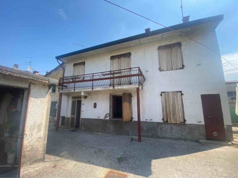 Scopri questa affascinante casa a schiera porzione di testa, situata nella tranquilla e pittoresc...