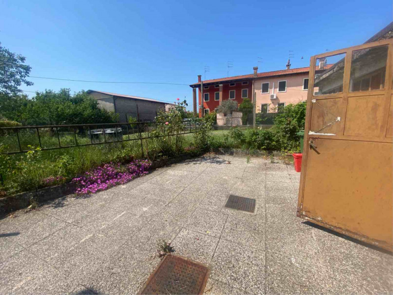 Scopri questa affascinante casa a schiera porzione di testa, situata nella tranquilla e pittoresc...