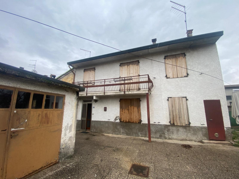 Scopri questa affascinante casa a schiera porzione di testa, situata nella tranquilla e pittoresc...